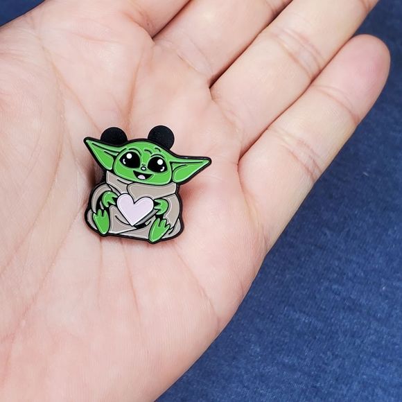 Baby Yoda The Child Heart Mandalorian Disney Pin - Picture 4 of 4